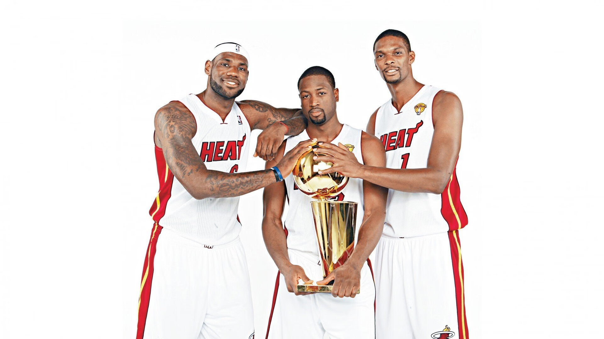 欧冠决赛后 更衣室内部照曝光 球员与家人共享夺冠喜悦